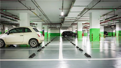 ¿Qué factores se deben considerar al instalar sistemas de estacionamiento inteligentes en grandes...