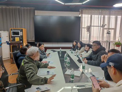 Discusión sobre el proyecto del sistema de pago de estacionamiento inteligente de la Iglesia de F...
